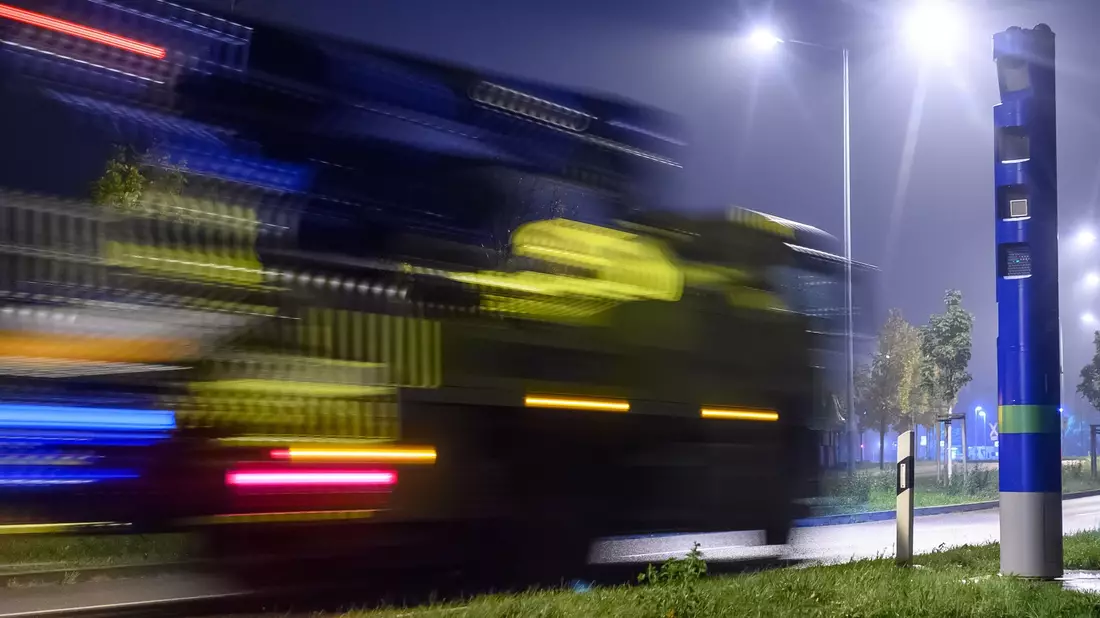 Im Bundestag soll eine Ausweitung der Lkw-Maut beschlossen werden. - Bild: Klaus-Dietmar Gabbert/dpa