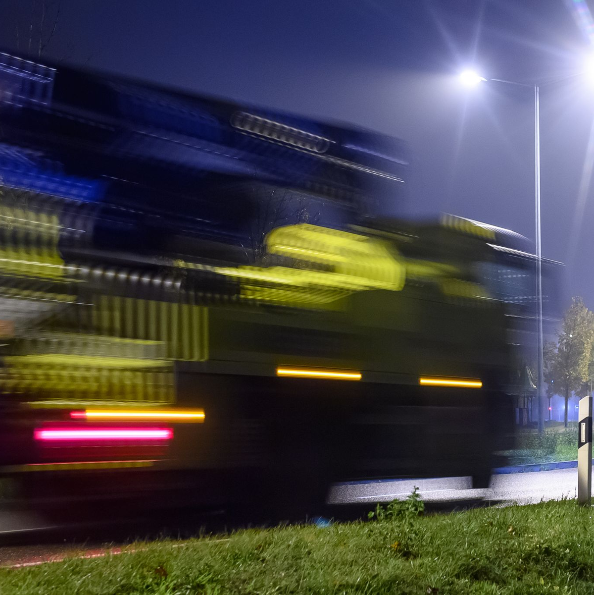 Ein Lastwagen fährt an einer Mautkontrollsäule vorbei. Zum 1. Dezember steigt die Lastwagenmaut auf deutschen Fernstraßen. - Foto: Klaus-Dietmar Gabbert/dpa
