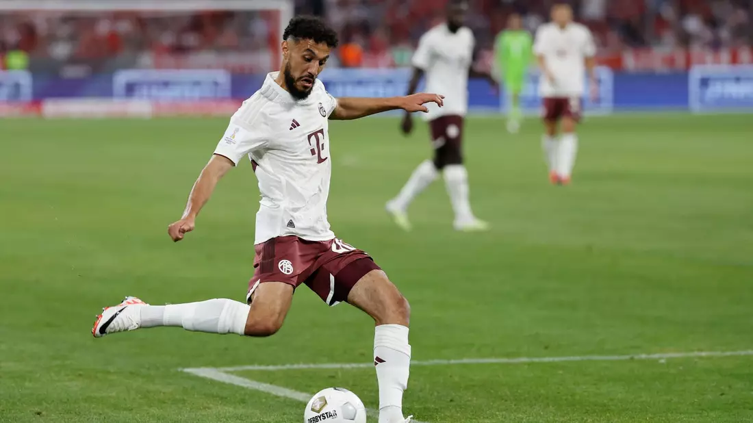 FC Bayerns marrokanischer Spieler Noussair Mazraoui hat bei Instagram ein Pro-Palästina-Video verbreitet. Er bleibt im Kader des FC Bayern. - Bild: Daniel Löb/dpa