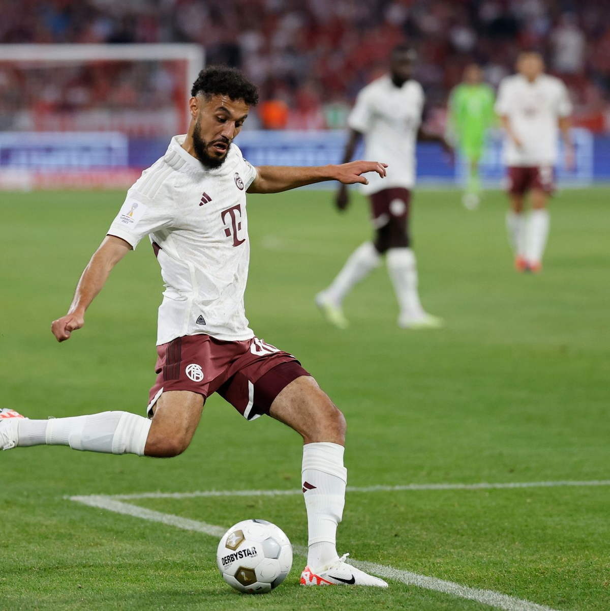 Bayerns Noussair Mazraoui steht im Kader für das Champions-League-Spiel in Istanbul. - Foto: Daniel Löb/dpa