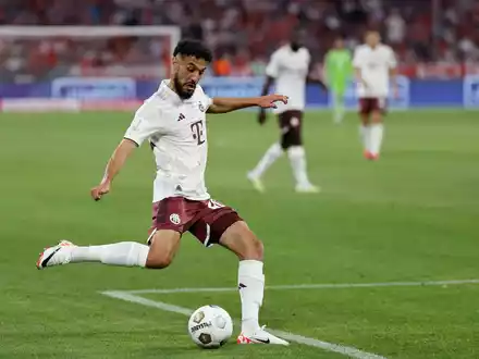 FC Bayerns marrokanischer Spieler Noussair Mazraoui hat bei Instagram ein Pro-Palästina-Video verbreitet. Er bleibt im Kader des FC Bayern. - Foto: Daniel Löb/dpa