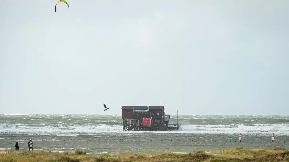 Wetterfeste Kleidung ist beim Spaziergang an der Nordsee in den nächsten Tagen ein Muss. (Archivfoto) - Bild: Jonas Walzberg/dpa