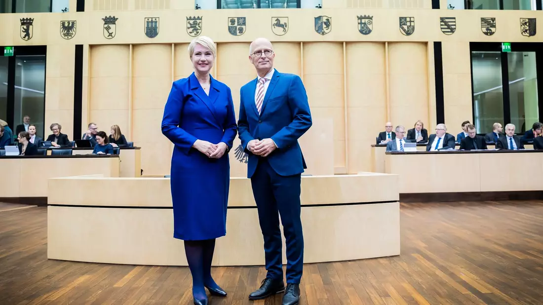 Manuela Schwesig und Peter Tschentscher im Plenarsaal bei der Übergabe der Präsidentschaft des Bundesrates. - Bild: Christoph Soeder/dpa