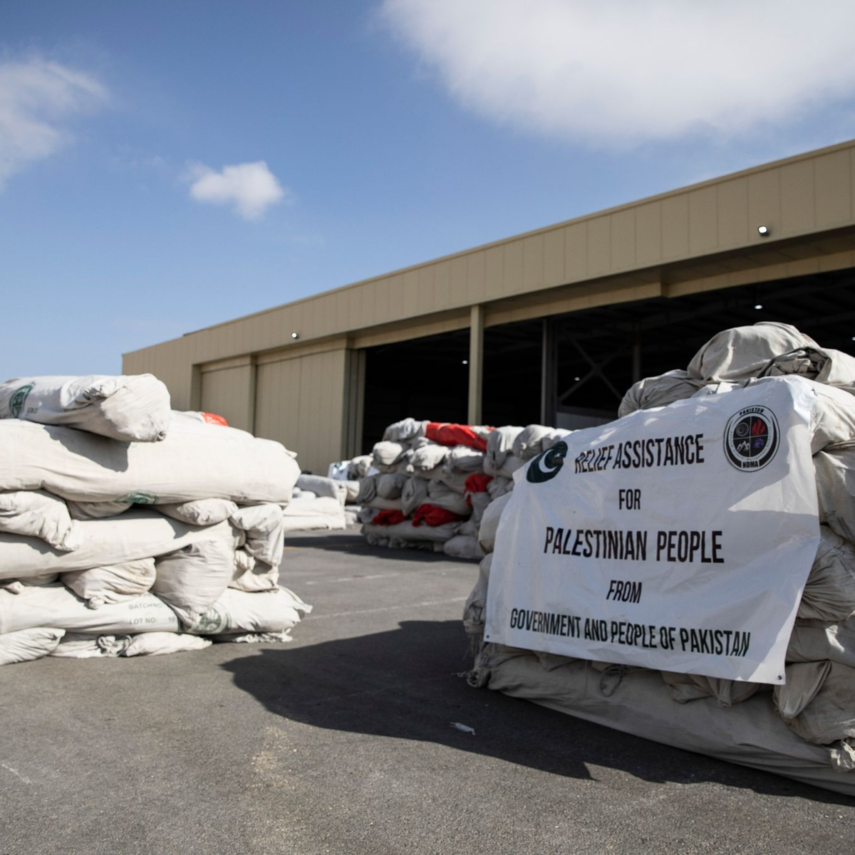 Hilfsgüter aus Pakistan für die Palästinenser auf dem internationalen Flughafen El Arish (Ägypten). - Foto: Gehad Hamdy/dpa