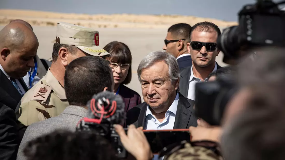 UN-Generalsekretär António Guterres kommt am internationalen Flughafen El Arish (Ägypten) an. - Bild: Gehad Hamdy/dpa