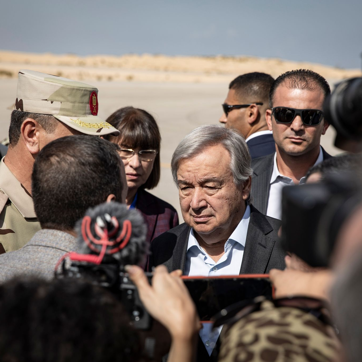 UN-Generalsekretär António Guterres kommt am internationalen Flughafen El Arish (Ägypten) an. - Foto: Gehad Hamdy/dpa