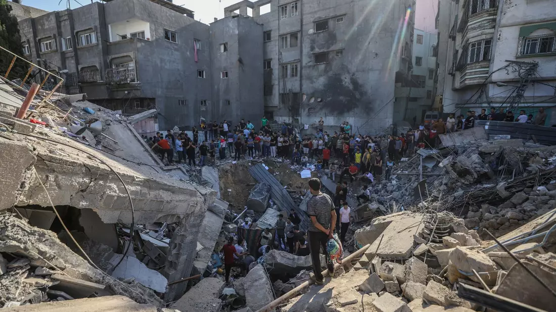 Eine Frau weint nach einem israelischen Luftangriff auf Gaza-Stadt. - Bild: Mohammad Abu Elsebah/dpa