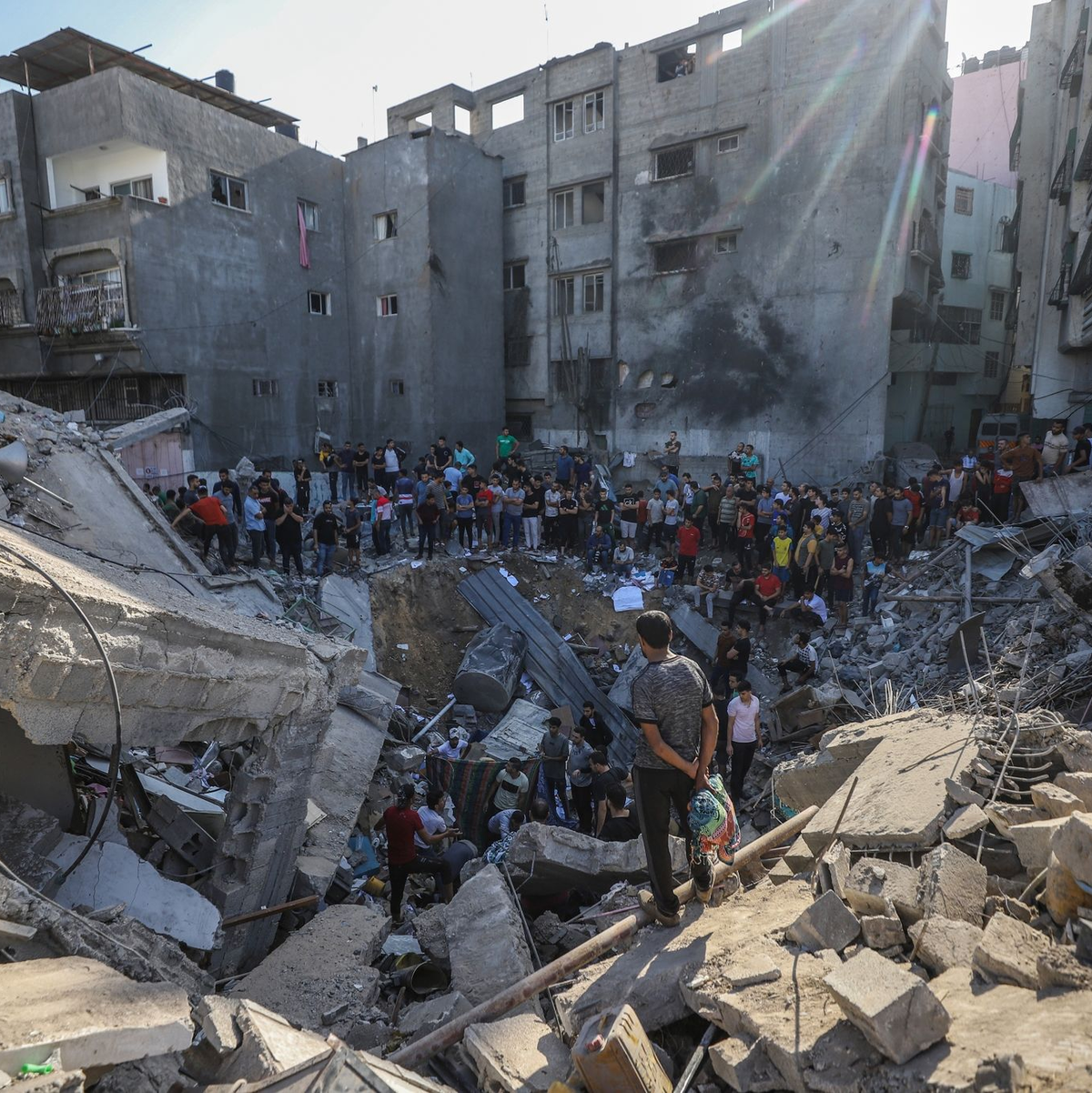 Ein zerstörtes Gebäude in Gaza-Stadt nach einem israelischen Luftangriff. - Foto: Mohammad Abu Elsebah/dpa