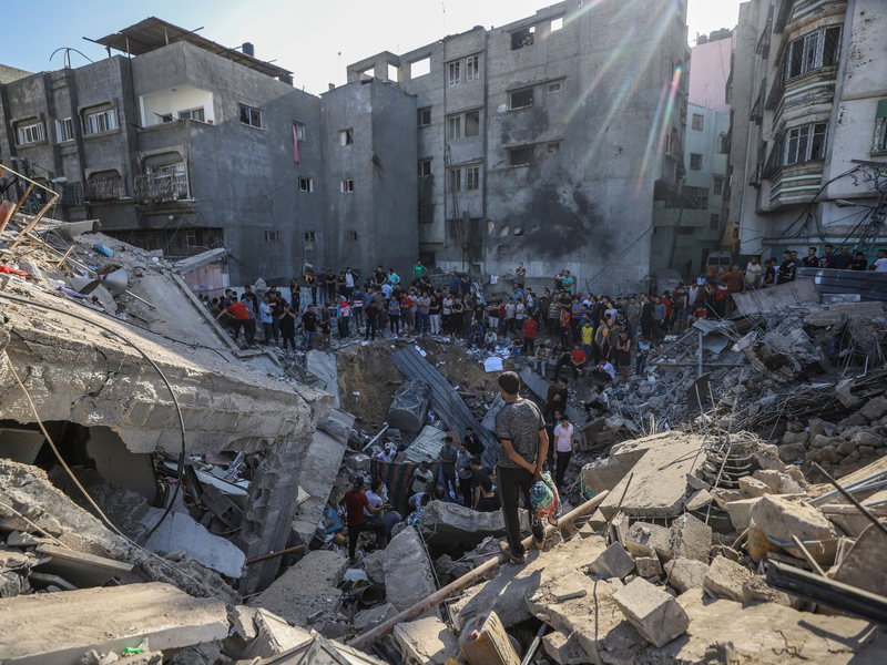 Eine Frau weint nach einem israelischen Luftangriff auf Gaza-Stadt. - Foto: Mohammad Abu Elsebah/dpa