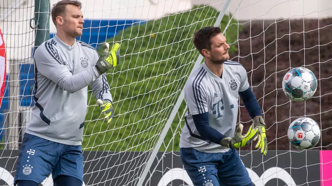 Manuel Neuer (l) hat bei Bayern wieder das Training aufgenommen - im Tor bleibt aber vorerst Sven Ulreich. - Bild: Peter Kneffel/dpa