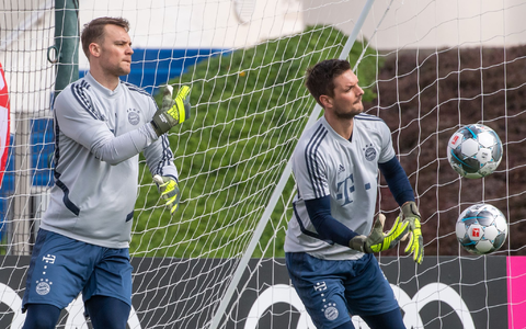 Manuel Neuer (l) hat bei Bayern wieder das Training aufgenommen - im Tor bleibt aber vorerst Sven Ulreich. - Foto: Peter Kneffel/dpa
