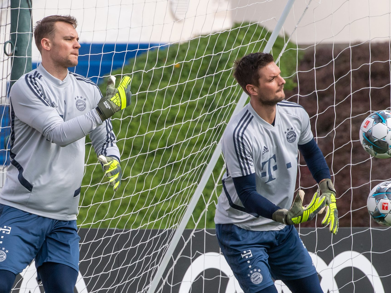 Manuel Neuer (l) hat bei Bayern wieder das Training aufgenommen - im Tor bleibt aber vorerst Sven Ulreich. - Foto: Peter Kneffel/dpa