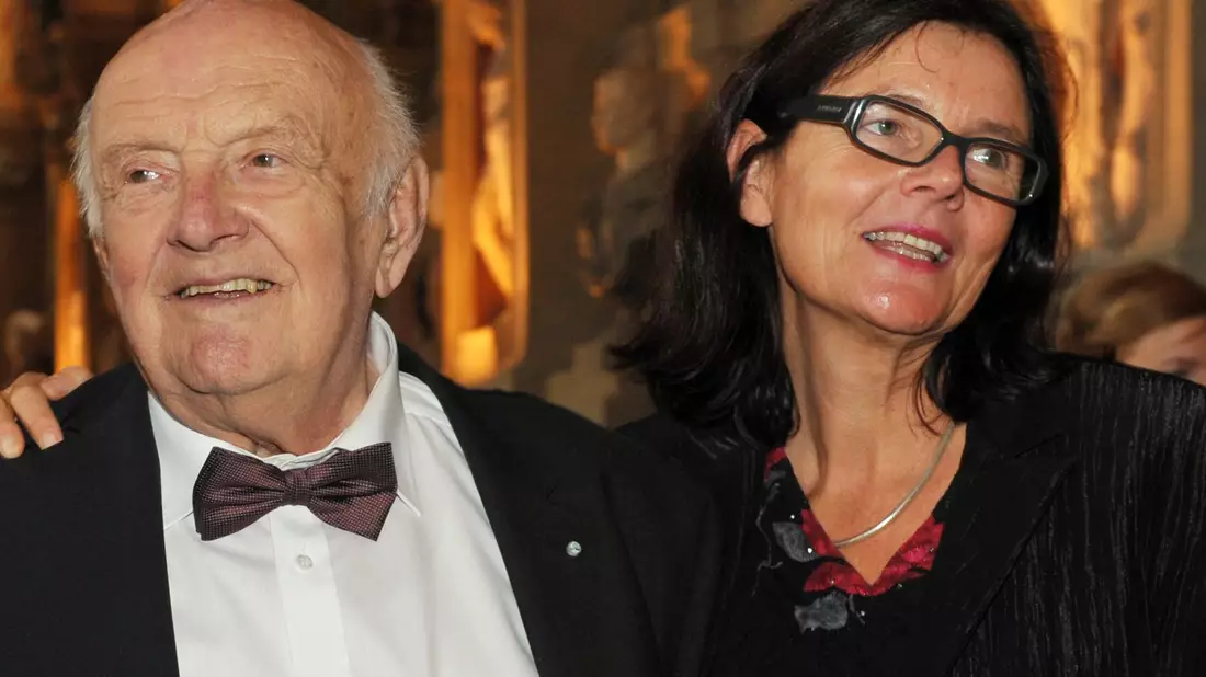 Der Schriftsteller Otfried Preußler mit seiner Tochter Susanne im Jahr 2010. - Bild: Peter Kneffel/dpa