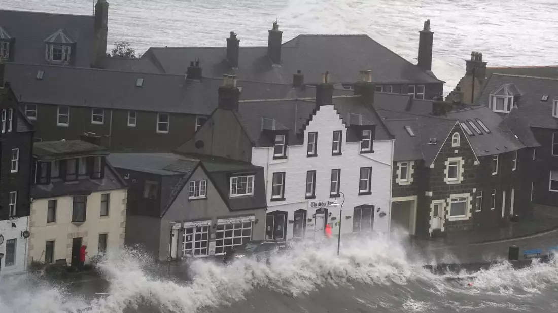 Hohe Wellen brechen an einer Kaimauer an der schottischen Nordseeküste. - Bild: Andrew Milligan/PA Wire/dpa