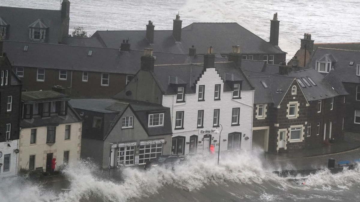 Hohe Wellen brechen an einer Kaimauer an der schottischen Nordseeküste. - Foto: Andrew Milligan/PA Wire/dpa