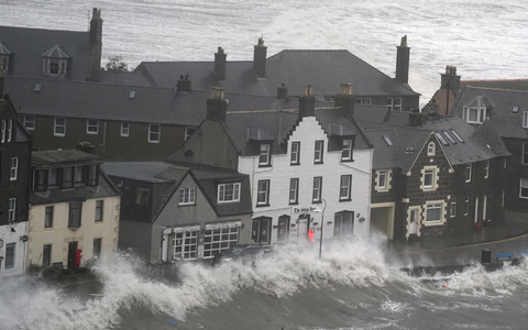 Hohe Wellen brechen an einer Kaimauer an der schottischen Nordseeküste. - Foto: Andrew Milligan/PA Wire/dpa