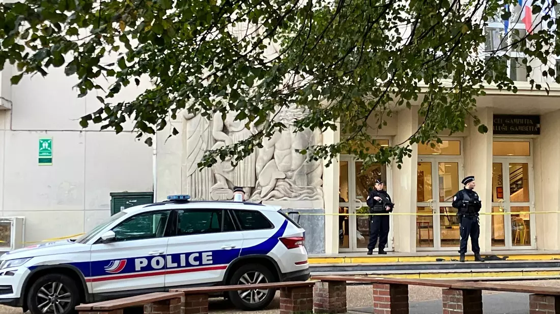 Polizeibeamte stehen Wache vor der Schule in Arras, in der ein Lehrer erstochen wurde. - Bild: Jeffrey Schaeffer/AP