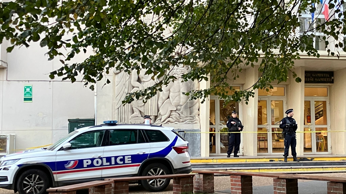 Polizeibeamte stehen Wache vor der Schule in Arras, in der ein Lehrer erstochen wurde. - Foto: Jeffrey Schaeffer/AP