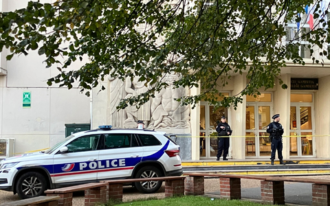 Polizeibeamte stehen Wache vor der Schule in Arras, in der ein Lehrer erstochen wurde. - Foto: Jeffrey Schaeffer/AP Polizeibeamte stehen Wache vor der Schule in Arras, in der ein Lehrer erstochen wurde. - Foto: Jeffrey Schaeffer/AP