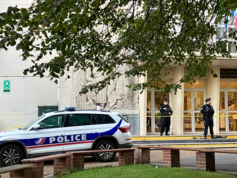 Polizeibeamte stehen Wache vor der Schule in Arras, in der ein Lehrer erstochen wurde. - Foto: Jeffrey Schaeffer/AP