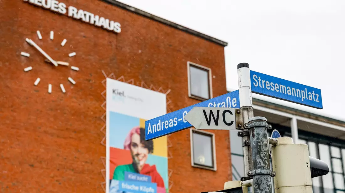 Straßenschilder kennzeichen die Kreuzung Andreas-Gayk-Straße und Stresemannplatz in Kiel, an der das Auto des tatverdächtigen 19-Jährigen mit einem anderen zusammenstieß. - Bild: Axel Heimken/dpa