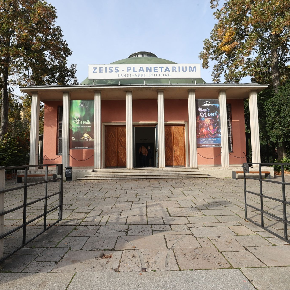 Ein Projektor im Kuppelsaal des Planetariums in Jena. - Foto: Bodo Schackow/dpa