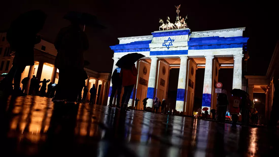 Bei der Kundgebung gegen Antisemitismus am Brandenburger Tor werden rund 10.000 Teilnehmer erwartet. - Bild: Fabian Sommer/dpa