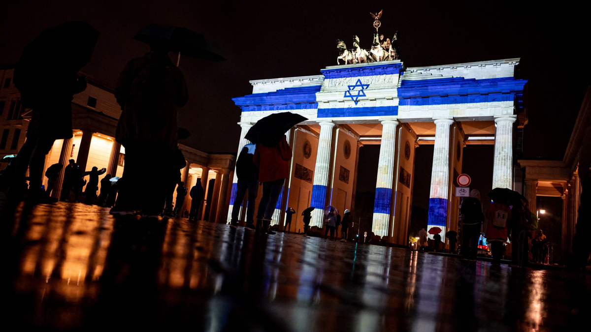 Bei der Kundgebung gegen Antisemitismus am Brandenburger Tor werden rund 10.000 Teilnehmer erwartet. - Foto: Fabian Sommer/dpa