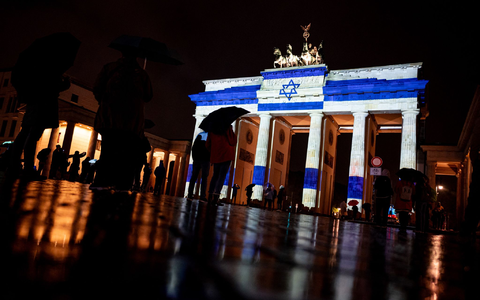 Bei der Kundgebung gegen Antisemitismus am Brandenburger Tor werden rund 10.000 Teilnehmer erwartet. - Foto: Fabian Sommer/dpa