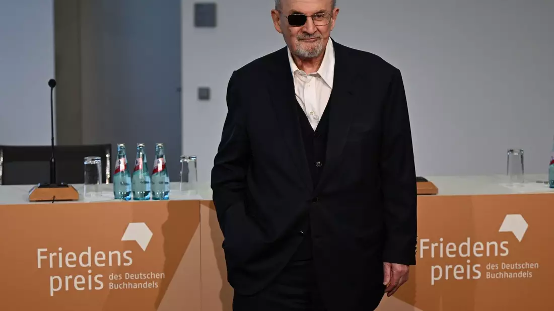 Der Autor Salman Rushdie kommt auf der Frankfurter Buchmesse zu einer Pressekonferenz. - Bild: Arne Dedert/dpa