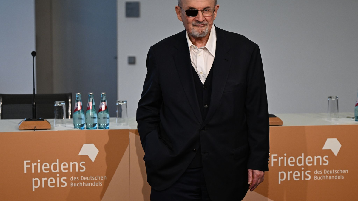 Der Autor Salman Rushdie kommt auf der Frankfurter Buchmesse zu einer Pressekonferenz. - Foto: Arne Dedert/dpa