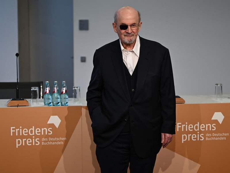 Der Autor Salman Rushdie kommt auf der Frankfurter Buchmesse zu einer Pressekonferenz. - Foto: Arne Dedert/dpa