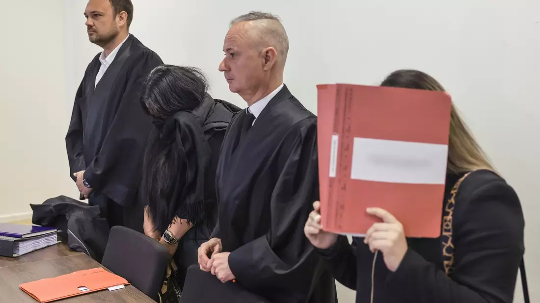 Die angeklagten Tagesmütter mit ihren Anwälten im Amtsgericht Gelsenkirchen. - Bild: Oliver Berg/dpa