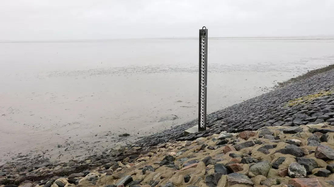 Extrem niedrig ist der Wasserstand an der Mole am Fähranleger in Dagebüll im Westen Schleswig-Holsteins. - Bild: Bodo Marks/dpa