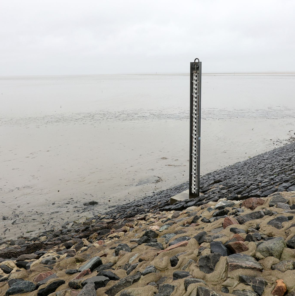 Extrem niedrig ist der Wasserstand an der Mole am Fähranleger in Dagebüll im Westen Schleswig-Holsteins. - Foto: Bodo Marks/dpa