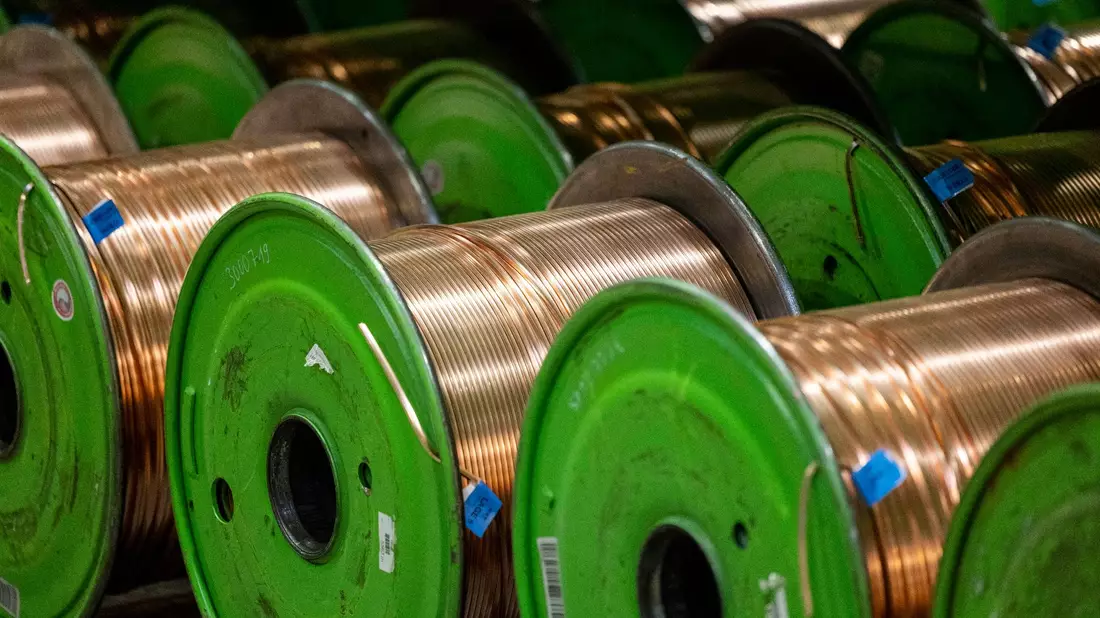 Kabeltrommeln mit aufgespultem Kupferkabel. In Deutschland sind die Preise auf Herstellerebene deutlich gesunken. - Bild: Thomas Banneyer/dpa