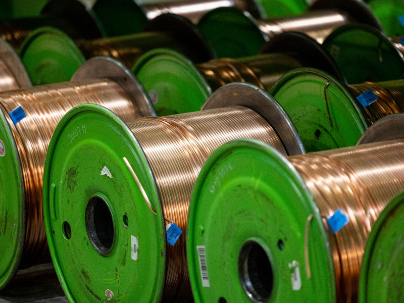 Kabeltrommeln mit aufgespultem Kupferkabel: In der Eurozone sind sind die Preise auf Herstellerebene deutlich gesunken. - Foto: Thomas Banneyer/dpa