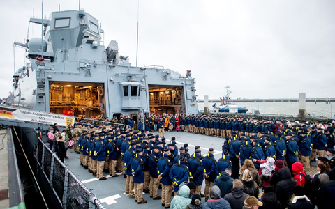 Besatzungsmitglieder und Angehörige stehen am Marinestützpunkt in Wilhelmshaven vor der Abfahrt an Bord der Fregatte «Baden-Württemberg». - Foto: Hauke-Christian Dittrich/dpa