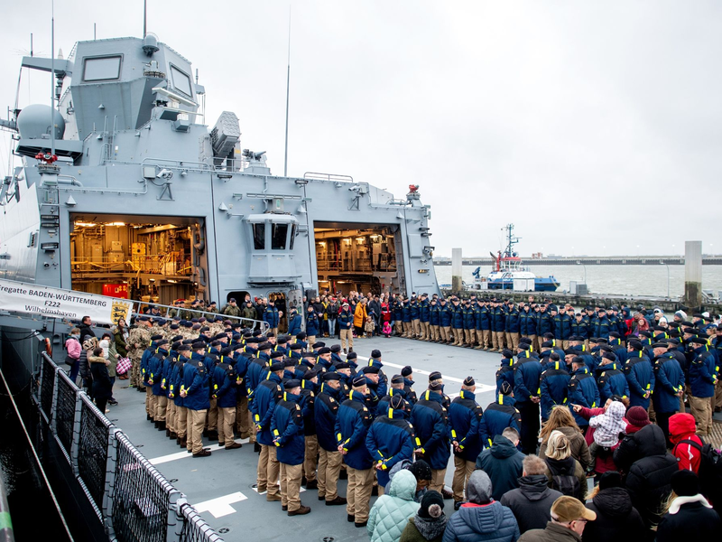 Besatzungsmitglieder und Angehörige stehen am Marinestützpunkt in Wilhelmshaven vor der Abfahrt an Bord der Fregatte «Baden-Württemberg». - Foto: Hauke-Christian Dittrich/dpa