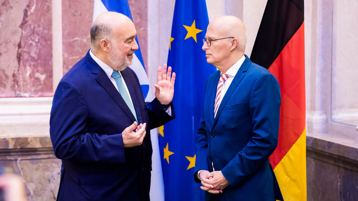 Der israelische Botschafter Ron Prosor (l) im Gespräch mit Hamburgs Erstem Bürgermeister Peter Tschentscher. - Foto: Christoph Soeder/dpa