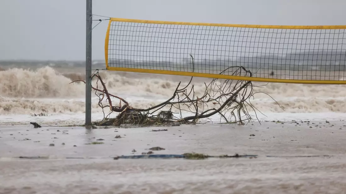 Das Wasser aus der Schlei überschwemmt einen Bootshafen in Schleswig. - Bild: Frank Molter/dpa