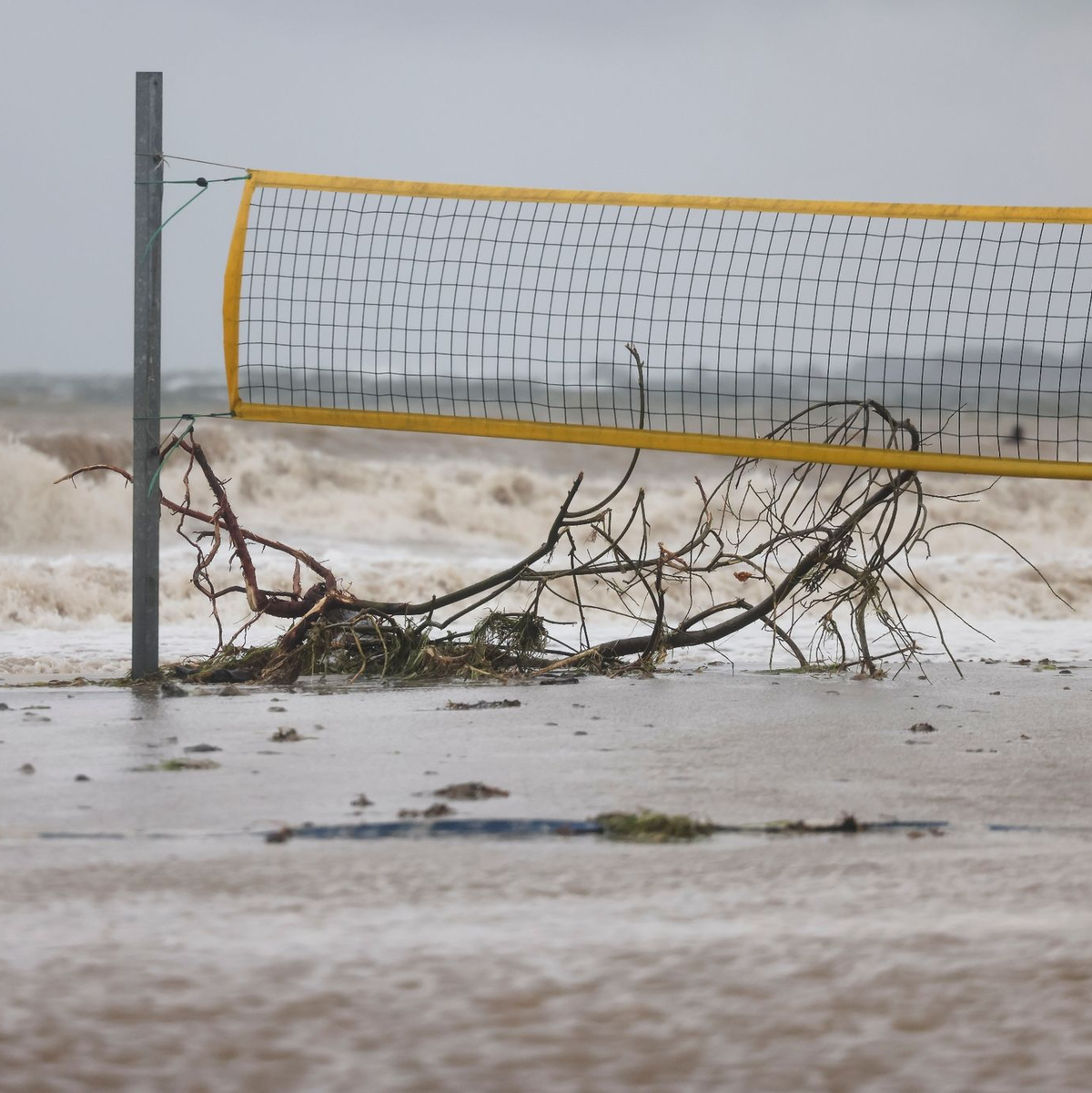 Das Wasser aus der Schlei überschwemmt einen Bootshafen in Schleswig. - Foto: Frank Molter/dpa