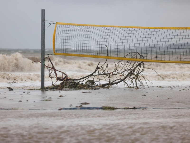Das Wasser aus der Schlei überschwemmt einen Bootshafen in Schleswig. - Foto: Frank Molter/dpa