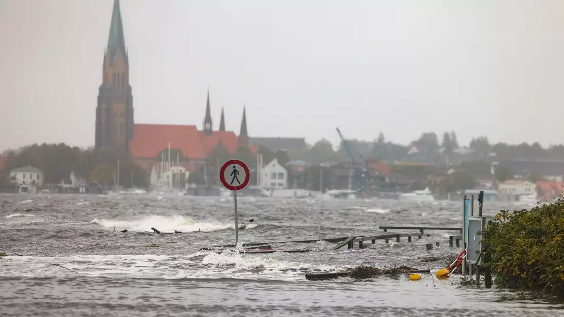 Das Wasser aus der Schlei überschwemmt einen Bootshafen in Schleswig. - Bild: Frank Molter/dpa