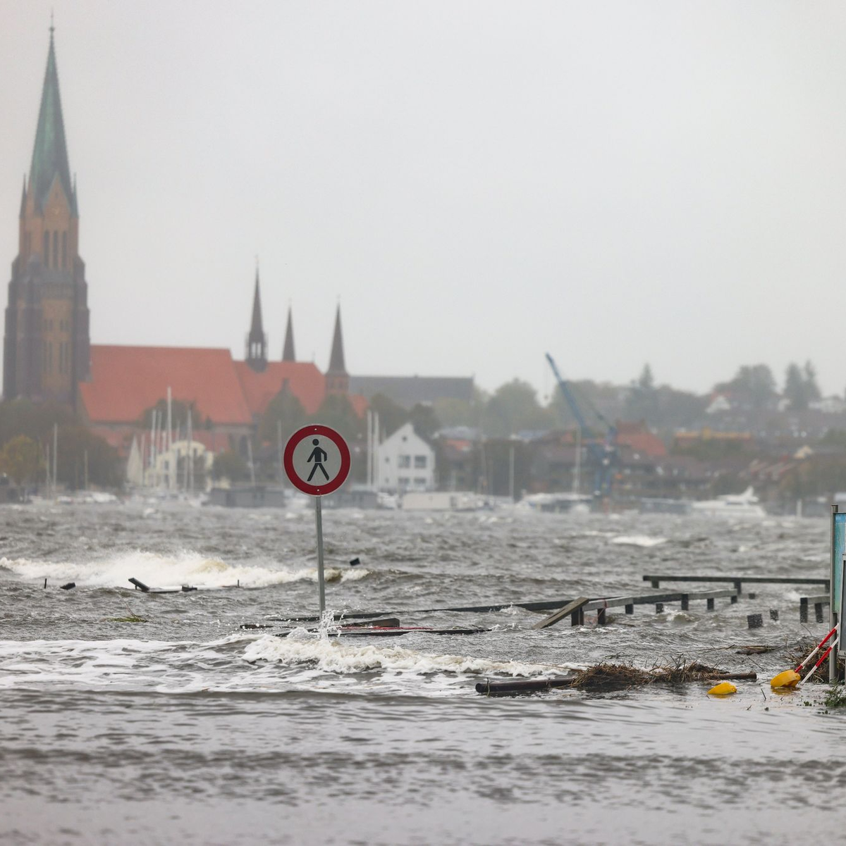 Das Wasser aus der Schlei überschwemmt einen Bootshafen in Schleswig. - Foto: Frank Molter/dpa