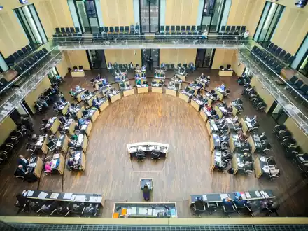 Regelsätze für Bürgergeld und Sozialhilfe steigen. Der Bundesrat stimmte einer entsprechenden Verordnung der Bundesregierung zu. - Foto: Christoph Soeder/dpa