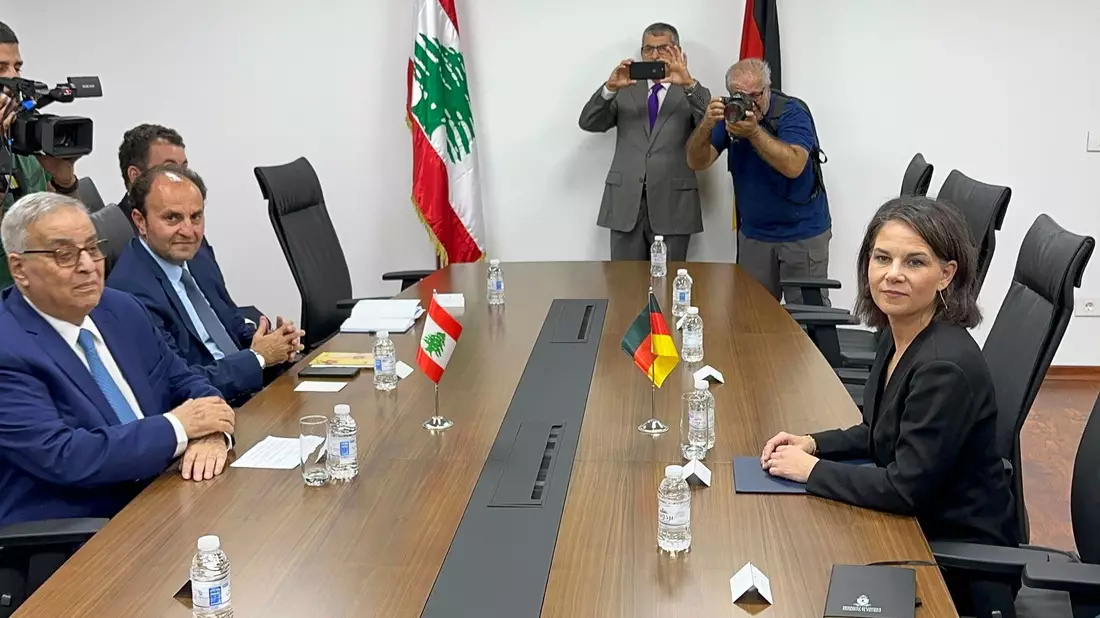Bundesaußenministerin Annalena Baerbock trifft in Beirut den geschäftsführenden Außenminister Abdallah Bou Habib. - Bild: Jörg Blank/dpa