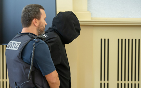 Der Angeklagte (r) wird vor Prozessbeginn in den Gerichtssaal gebracht. Gegen ihn wurde eine lebenlange Haftstrafe verhÀngt. - Foto: Silas Stein/dpa Der Angeklagte (r) wird vor Prozessbeginn in den Gerichtssaal gebracht. Gegen ihn wurde eine lebenlange Haftstrafe verhÀngt. - Foto: Silas Stein/dpa