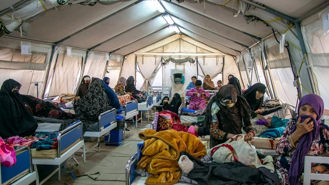 Verletzte werden nach starken Erdbeben in der Provinz Herat im Westen Afghanistans in einem Zelt behandelt. - Bild: Uncredited/MSF Afghanistan/AP/dpa