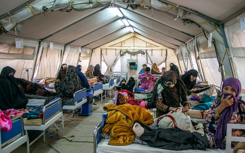 Verletzte werden nach starken Erdbeben in der Provinz Herat im Westen Afghanistans in einem Zelt behandelt. - Foto: Uncredited/MSF Afghanistan/AP/dpa